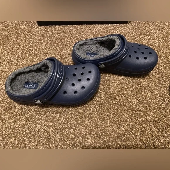 New without tags boys size 11c navy crocs lined - Picture 2 of 4